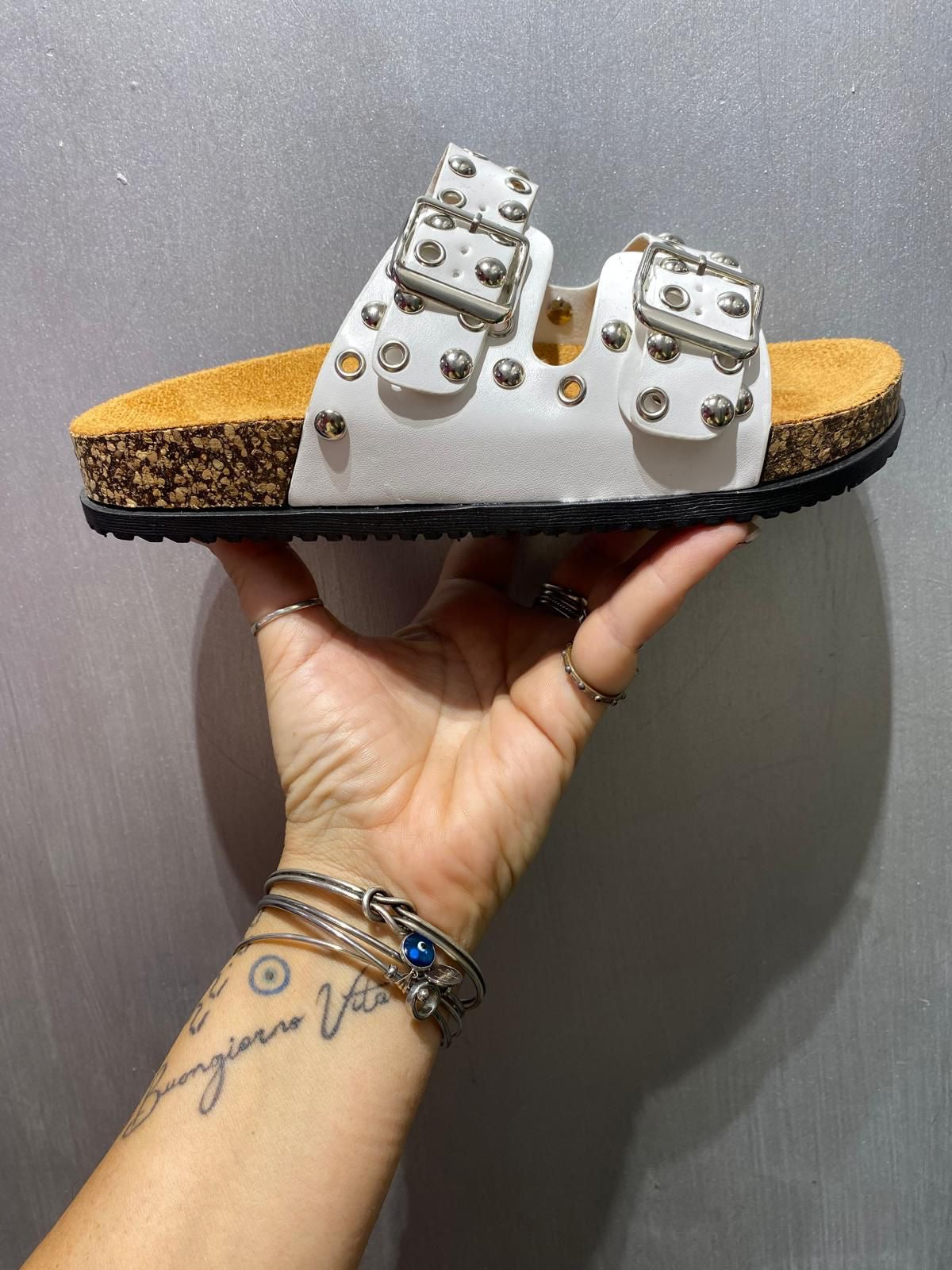 Ciabatta mod Birken bianca con borchie