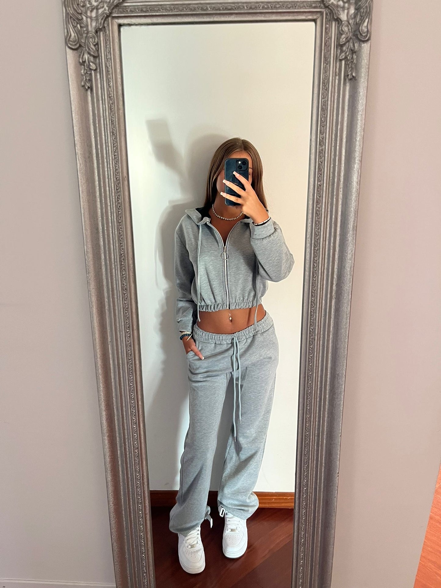 Tuta grigia crop