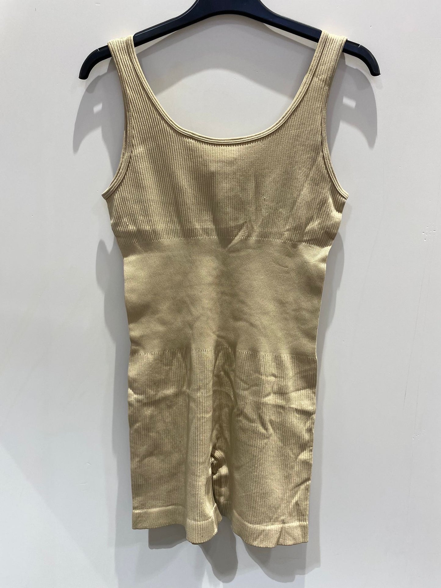 Jumpsuit modellante a costina bretelle
