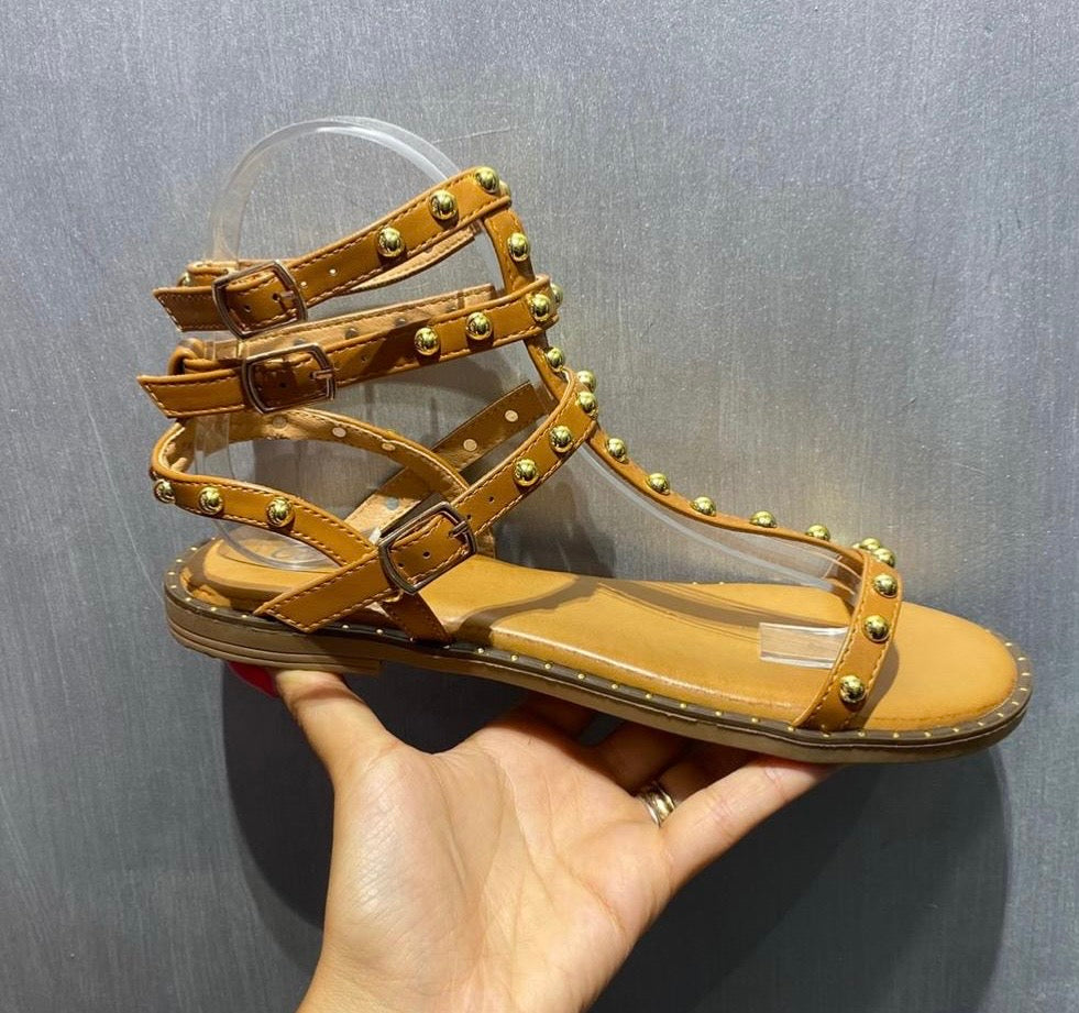 Sandali con borchie camel