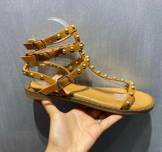Sandali con borchie camel