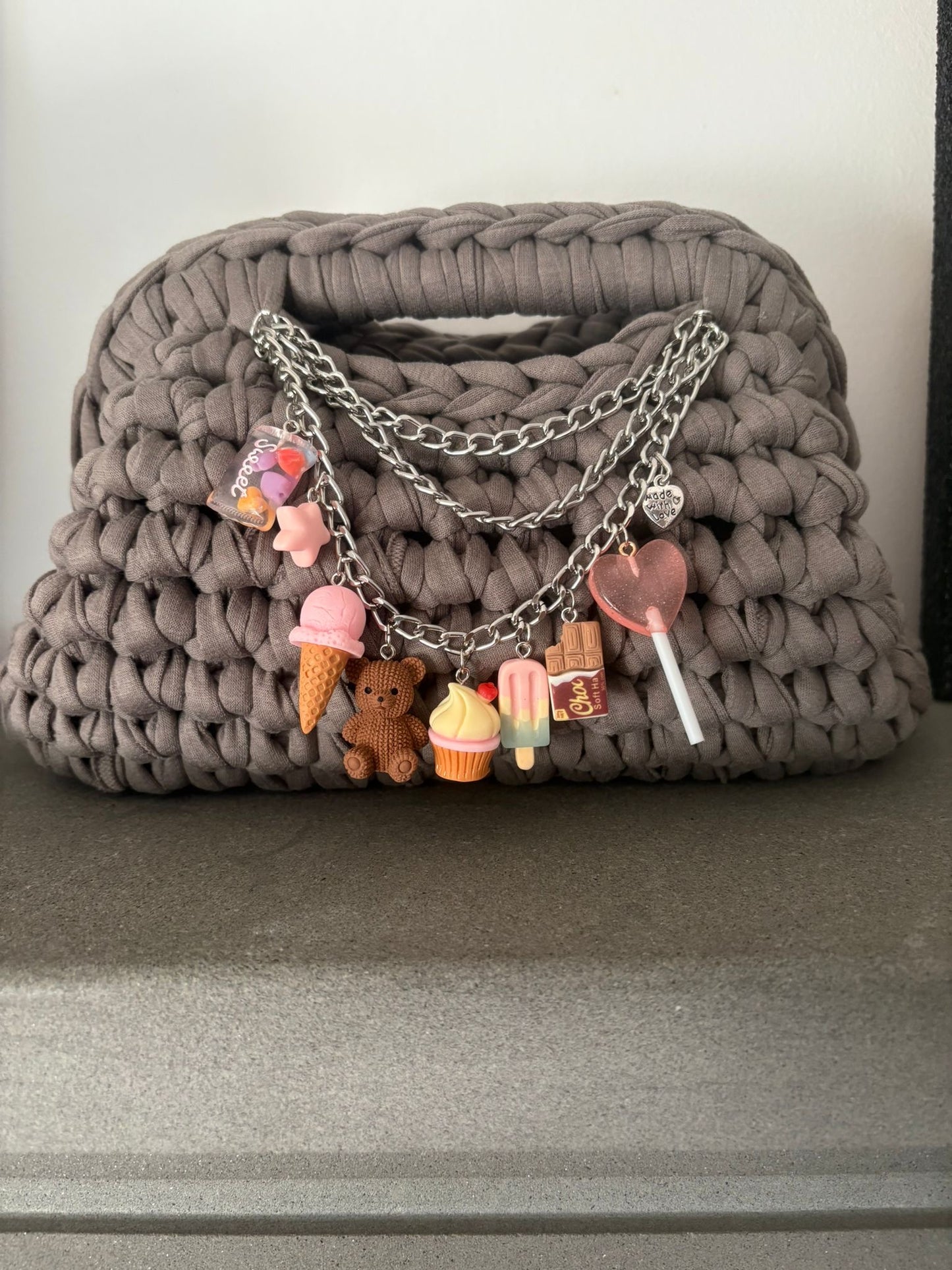 Tattti Bag Handmade grigia con ciondoli