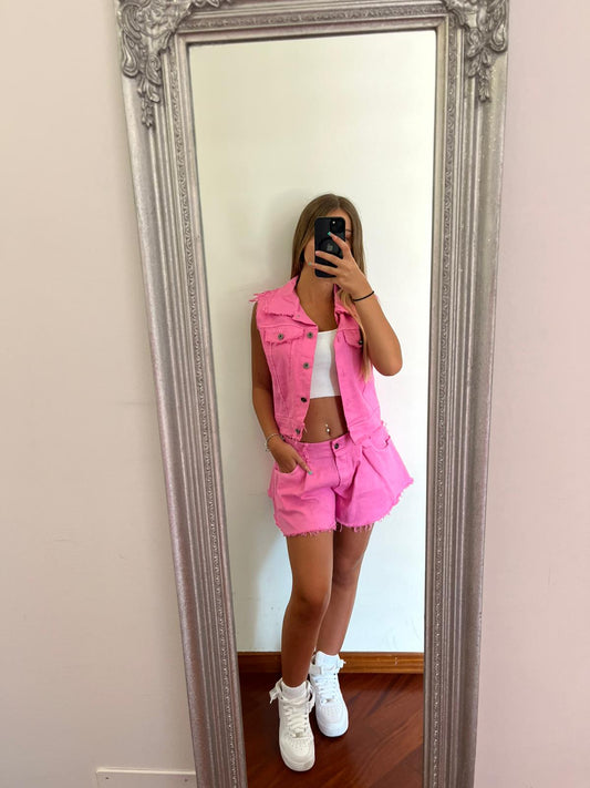Coordinato shorts e gilet di jeans rosa