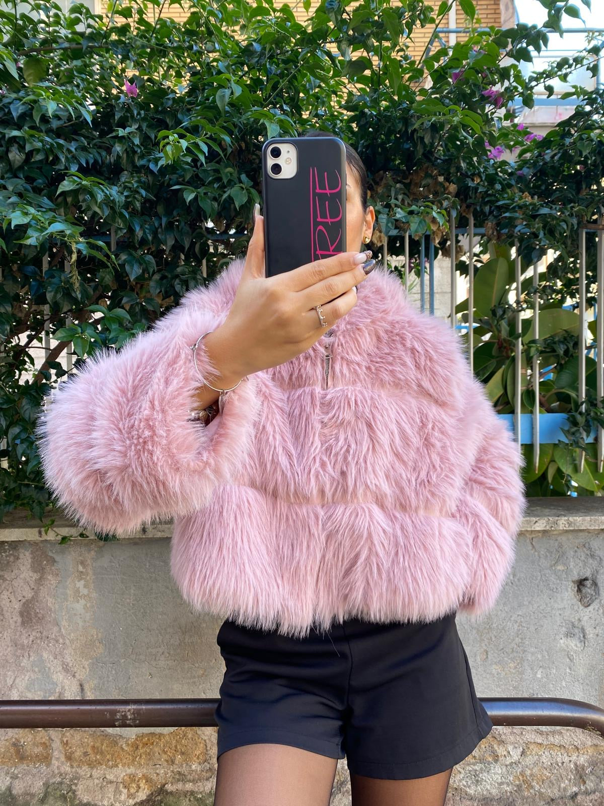 Pelliccia con cappuccio rosa