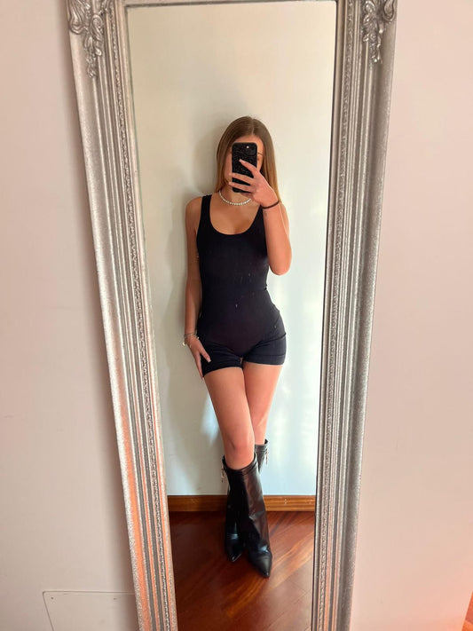 Jumpsuit modellante a costina bretelle