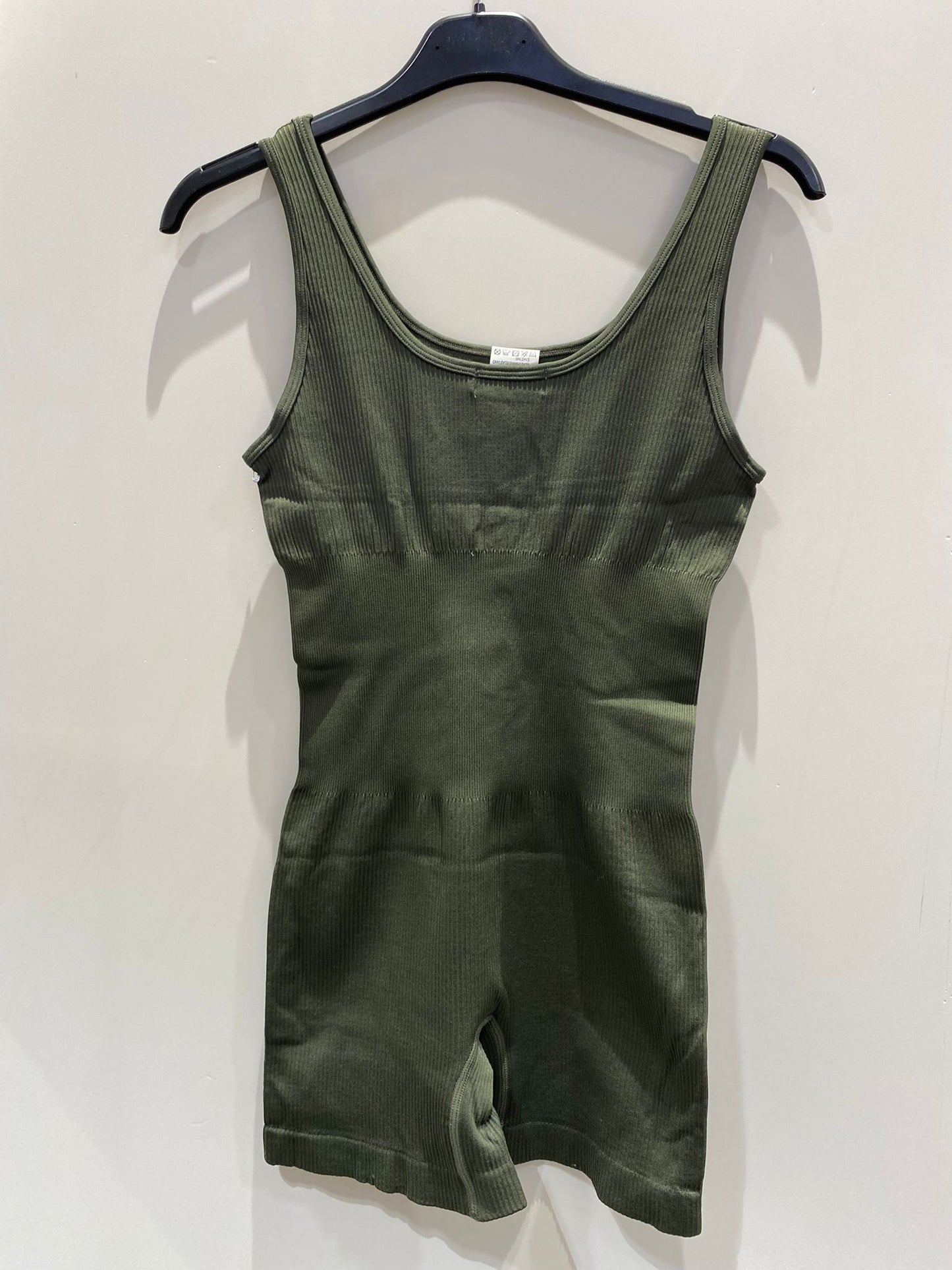 Jumpsuit modellante a costina bretelle