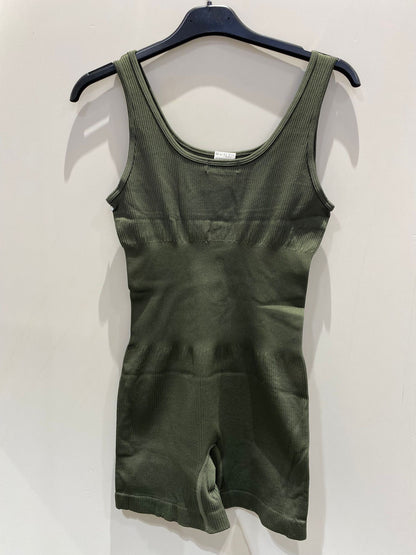 Jumpsuit modellante a costina bretelle