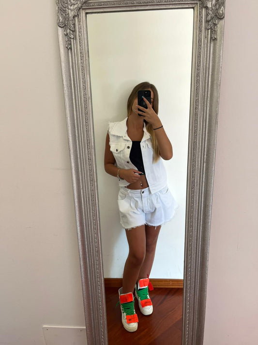 Coordinato shorts e gilet di jeans bianco