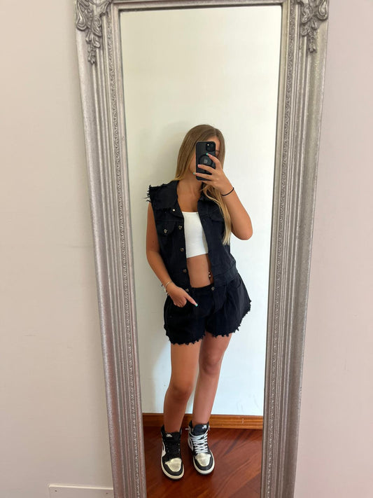 Coordinato shorts e gilet di jeans nero